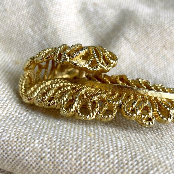 Capri gold feather brooch - 1980s vintage costume jewelry - Picture 2 of 5
